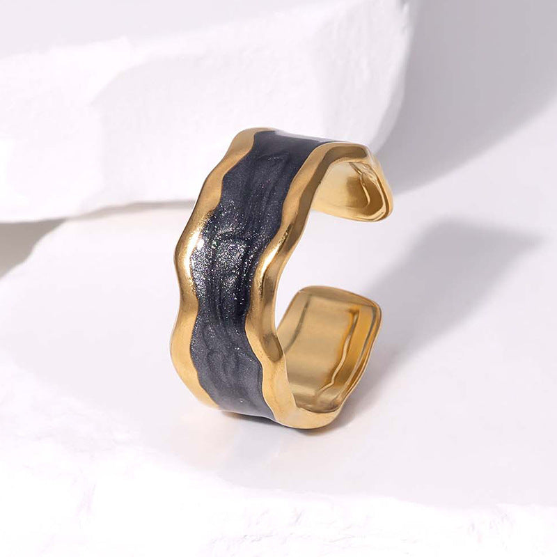 Anello Minimalista da Donna in Acciaio al Titanio con Finitura Smaltata e Fascia Aperta Irregolare Geometrica