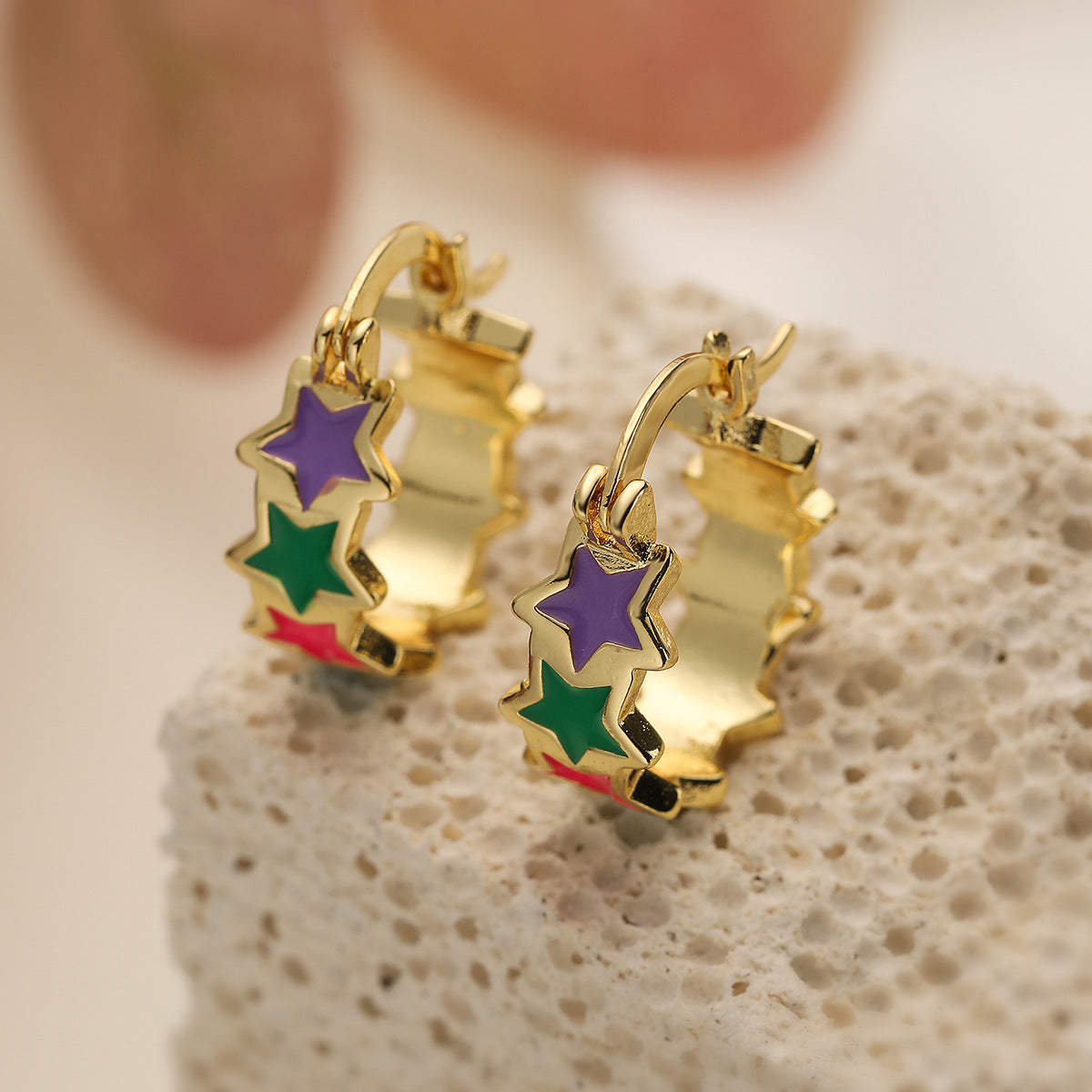 Orecchini da donna minimalisti vintage in rame a forma di stella con placcatura in oro 18 carati e intarsio in zirconi