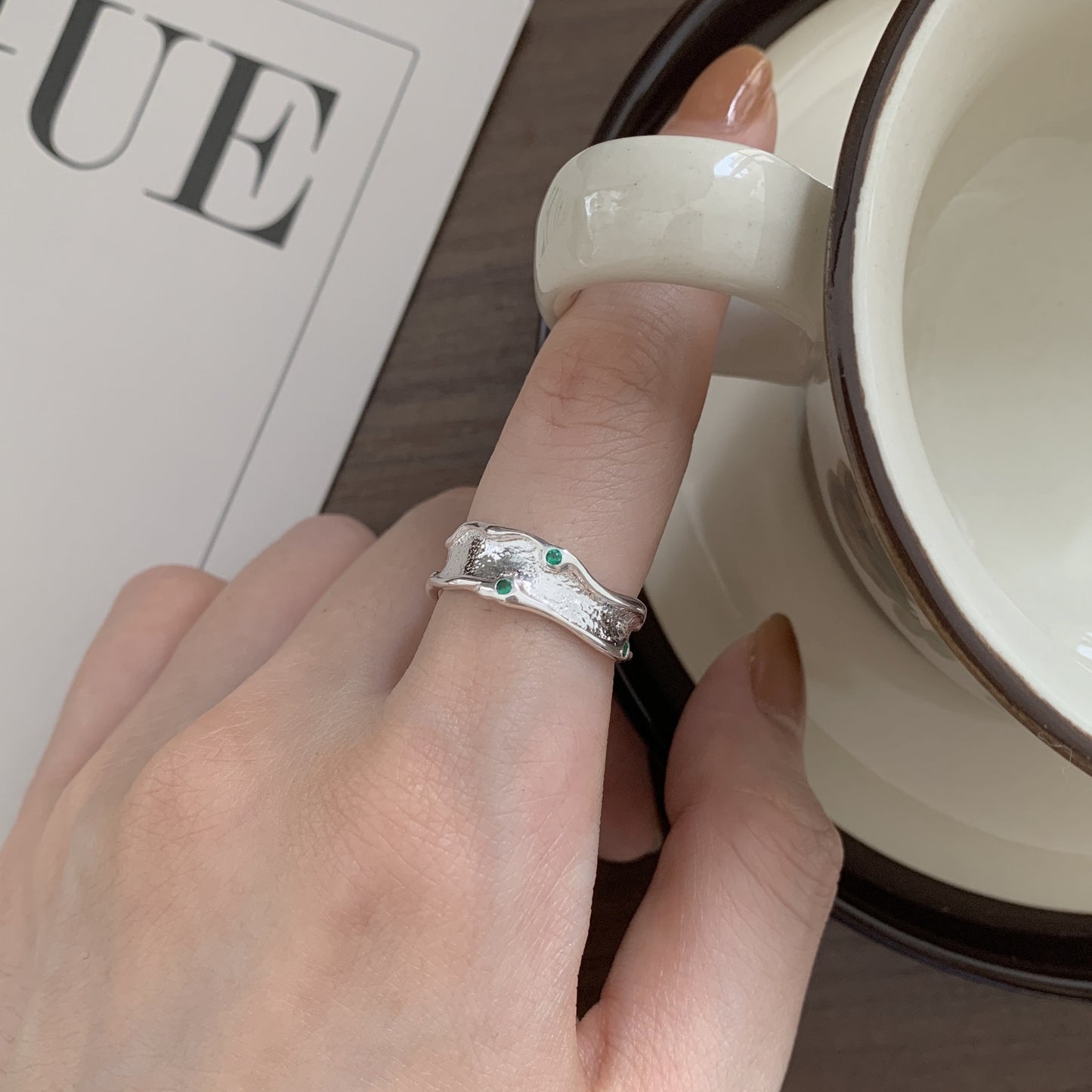 Anillo minimalista de plata de ley 925 con forma irregular y incrustaciones de plata para mujer