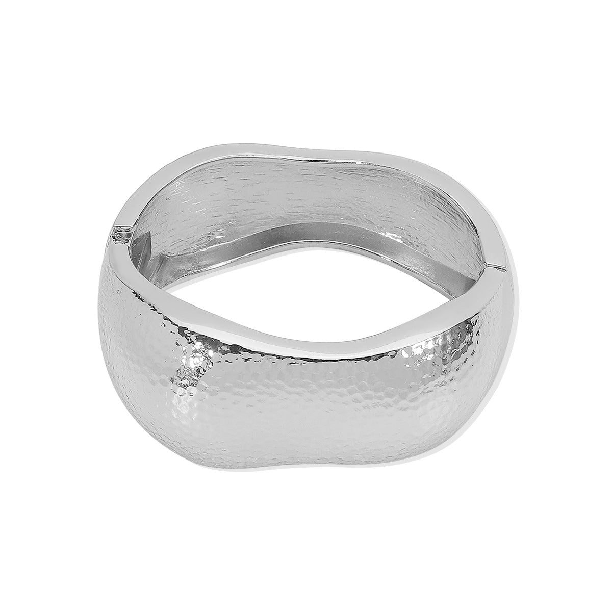 Pulsera para mujer de aleación martillada con textura geométrica "Sweet-Edgy" con apertura de resorte y diseño de banda ancha