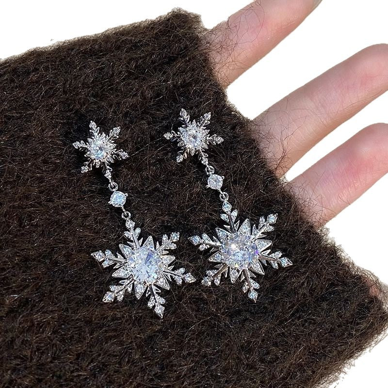 Pendientes de copo de nieve de circonita estilo lujoso para mujer con postes de acero inoxidable y base de cobre