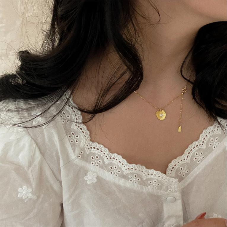 Collar con colgante de corazón arrugado minimalista de plata de ley 925 con incrustaciones de diamantes de imitación en cadena de cruz
