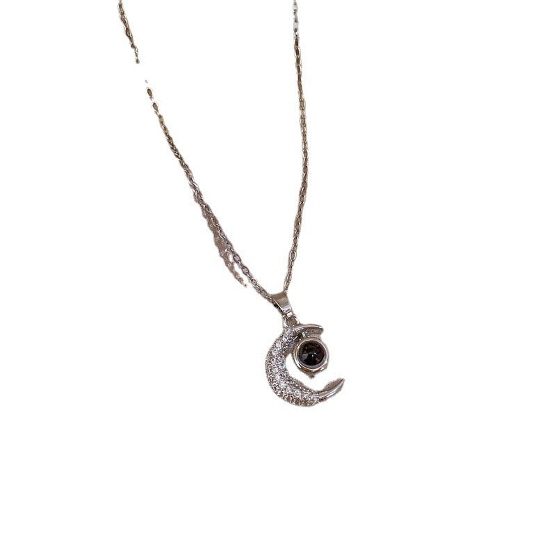 Collana con Ciondolo a Luna Geometrica Bohemien in Acciaio al Titanio da Donna con Motivo a Stella e Catena Regolabile in Titanio