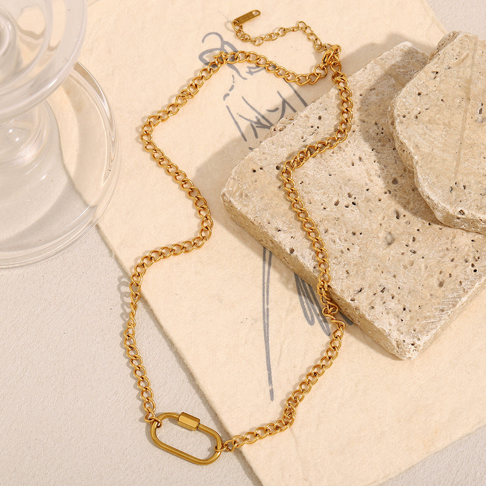 Collana con pendente geometrico minimalista in acciaio inossidabile placcato oro 18 carati con design a bottone rettangolare da donna