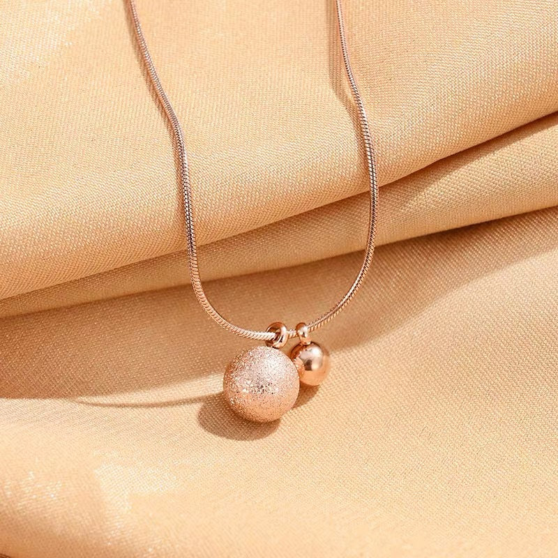 Collana minimalista in acciaio al titanio con sfera geometrica e placcatura in oro per donna e uomo