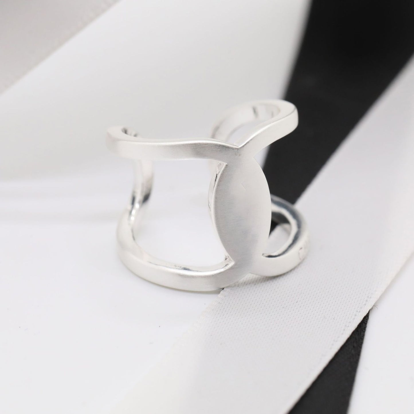 Anillo de mujer con inicial de latón cepillado chapado en oro, dulce y minimalista