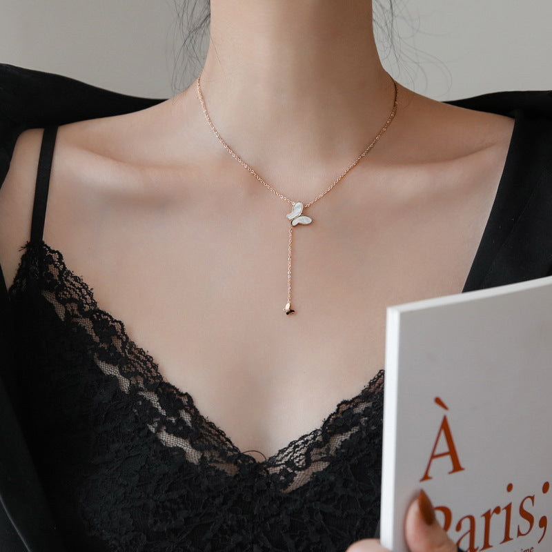 Collana con ciondolo a farfalla in abalone color freddo minimalista da donna, catena a clavicola placcata in acciaio al titanio