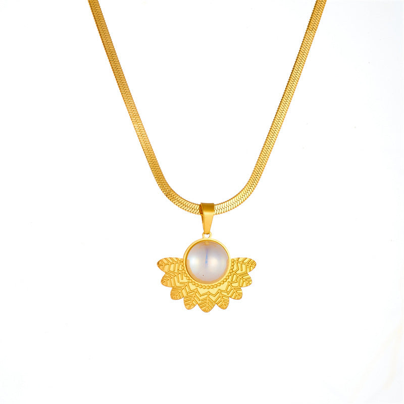 Collar de acero inoxidable chapado en oro para mujer con colgante de pluma en forma de abanico de inspiración vintage con incrustaciones de perlas