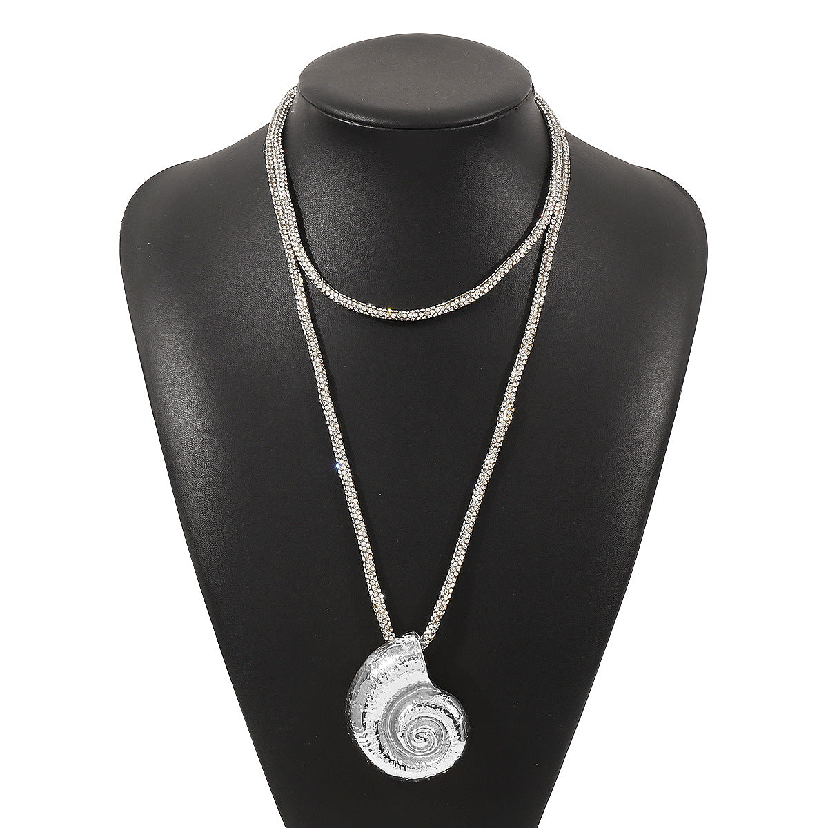 Collana pendente con conchiglia elegante e audace da donna con corpo in lega, intarsio di strass e finitura placcata