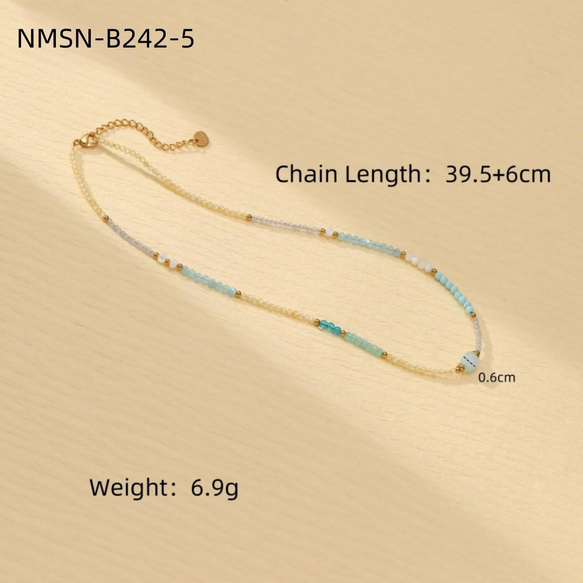 Collana minimalist in acciaio inossidabile placcato a forma di foglia, con dolci fili di perline colorate e dettagli in pietra naturale e perle.