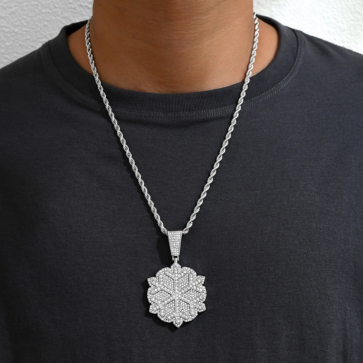Collar con colgante de aleación con forma de copo de nieve estilo hip hop con incrustaciones de diamantes de imitación para mujer