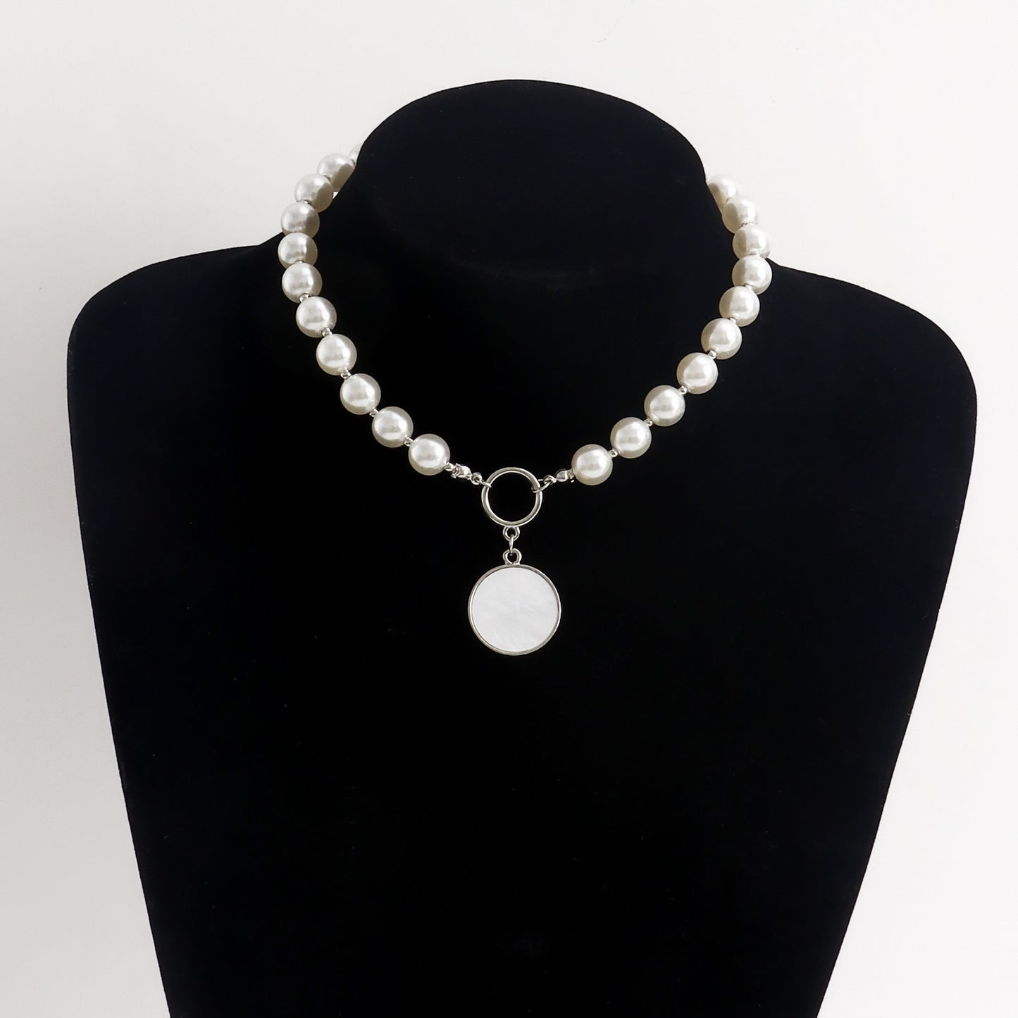 Fashionable OL Style Geometric Circle White Mother-of-Pearl Pendant Necklace for Women with Alloy Base and Electroplated Finish