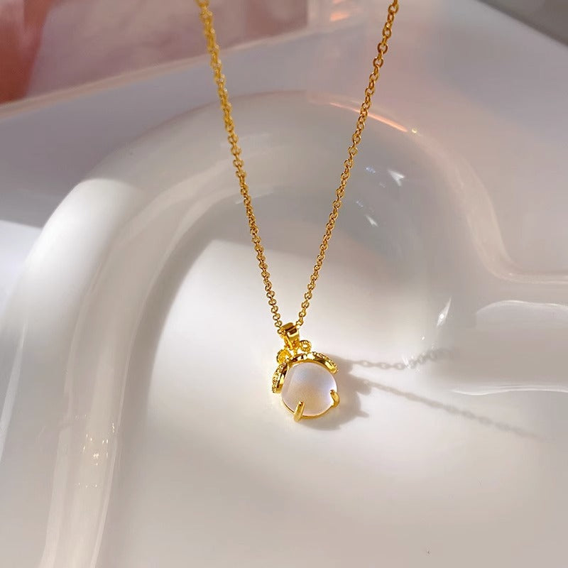Collana Pendente Libellula dal Design Originale da Donna in Acciaio al Titanio con Placcatura in Oro 18K e Forma Irregolare