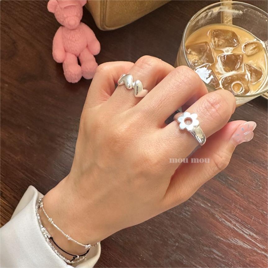 Anillo Minimalista de Plata de Ley 925 con Diseño Floral en Forma de Corazón y Detalles Cuadrados Biselados para Mujer