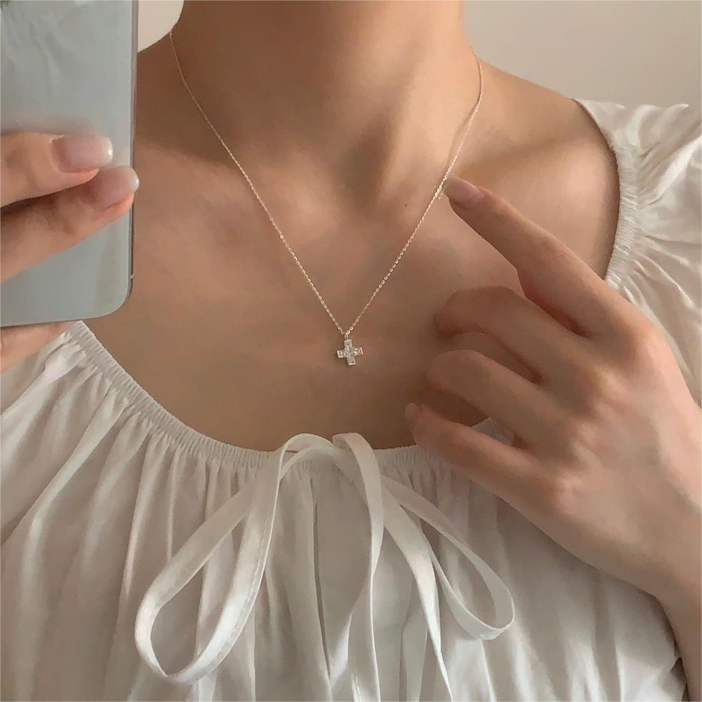 Collar con colgante de cruz minimalista en plata de ley 925 con baño de oro en cadena tipo caja