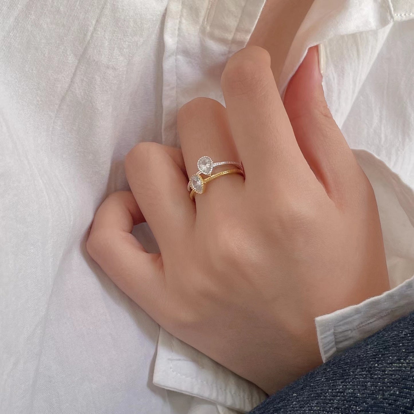 Anillo Minimalista de Plata con Incrustación de Circonita en Forma de Letra para Mujer, Banda de Plata Esterlina 925 con Acento en Forma de Lágrima