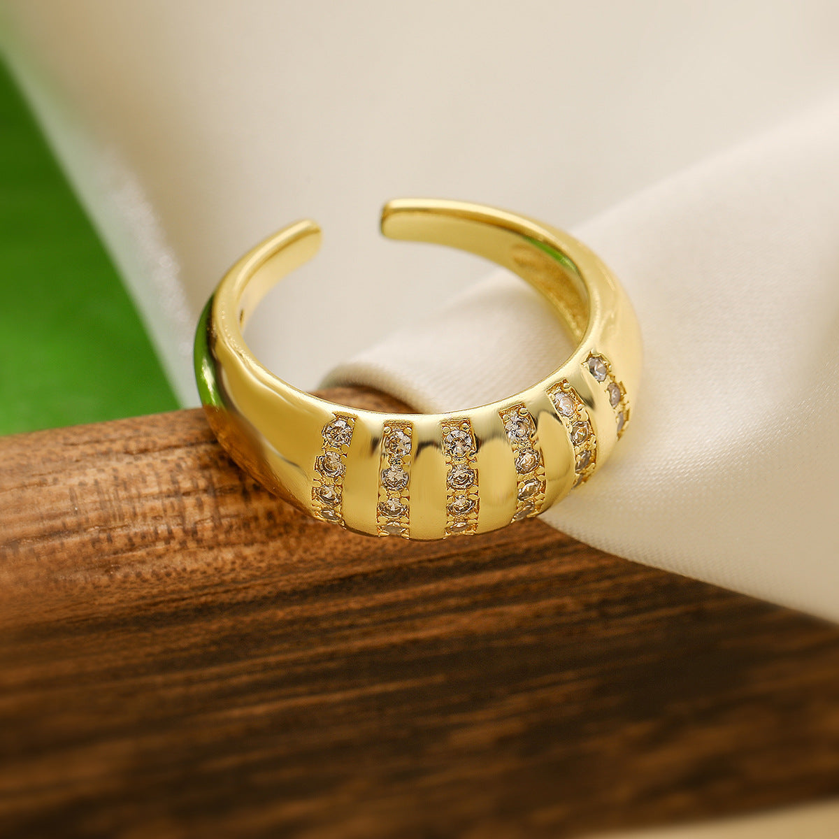 Anello Aperto Geometrico Minimalista da Donna in Ottone Placcato Oro con Intarsio di Zirconi