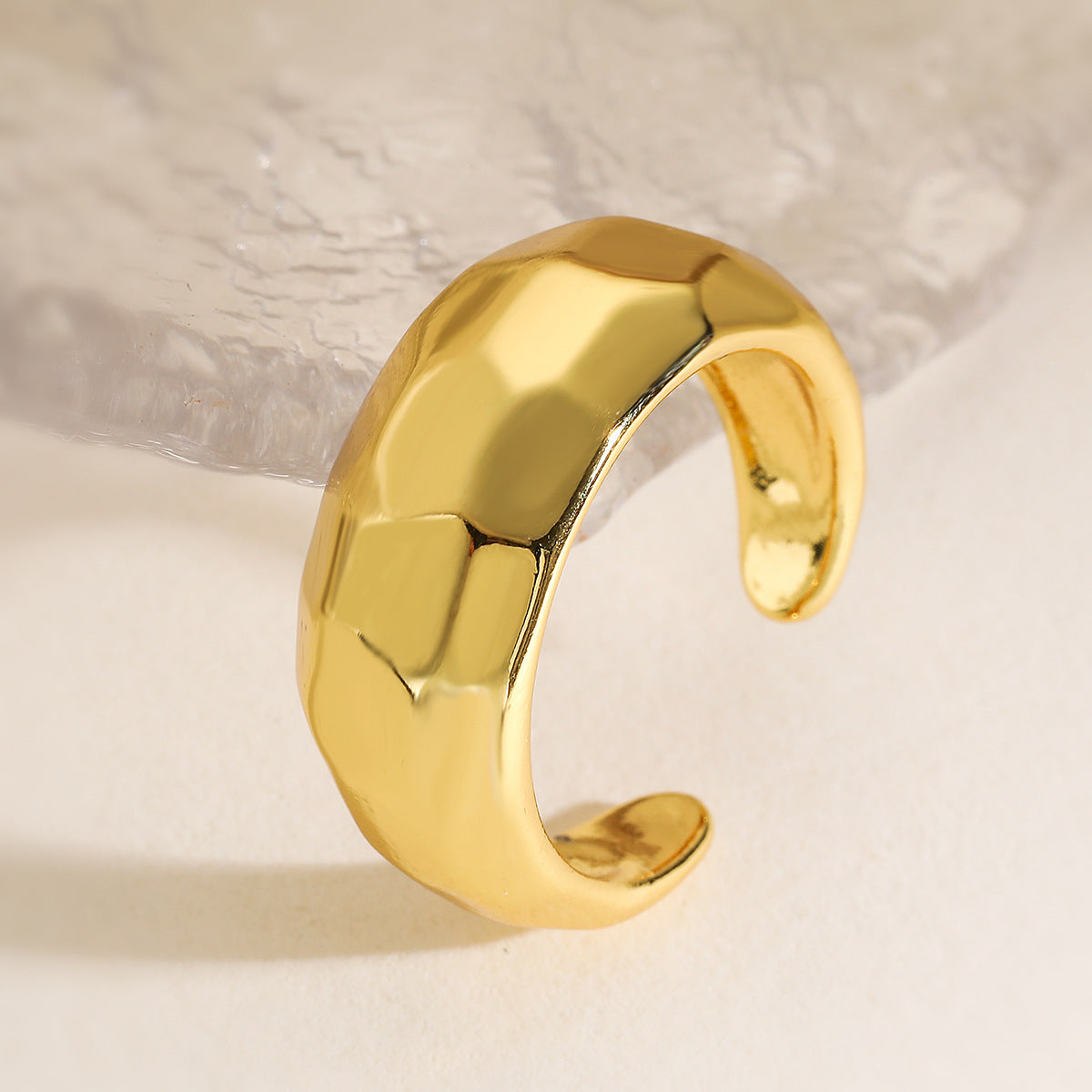 Anello da donna in rame placcato oro 18K con design geometrico irregolare e minimalista