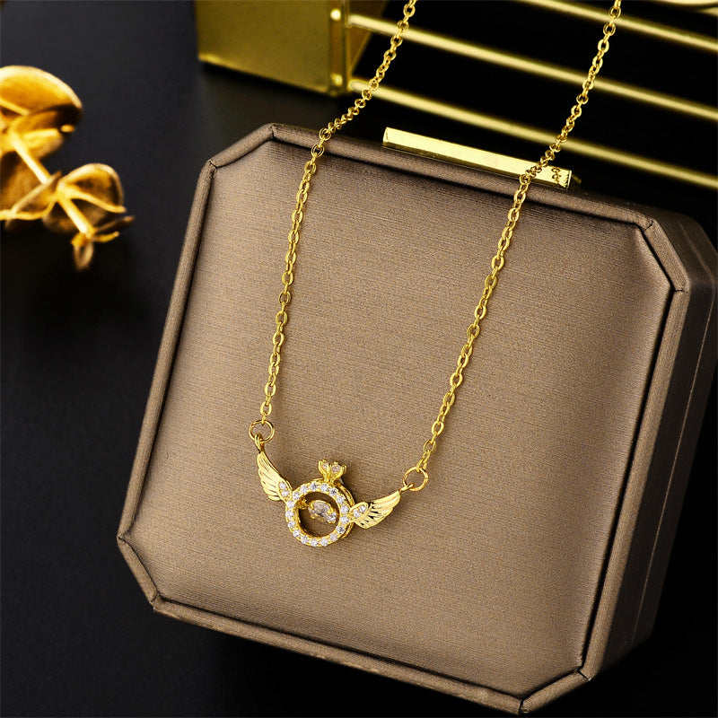Collar minimalista con colgante de ala de ángel vintage para mujer en acero de titanio con incrustaciones de diamantes de imitación y acabado chapado en cadena de bola