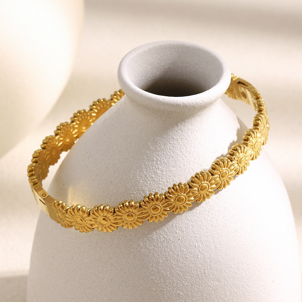 Fashionable Daisy-Shaped Stainless Steel Plated 18K Gold Cuff Bracelet for Women