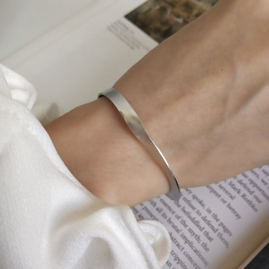 Pulsera Minimalista Trenzada Mate Mobius de Plata de Ley 925
