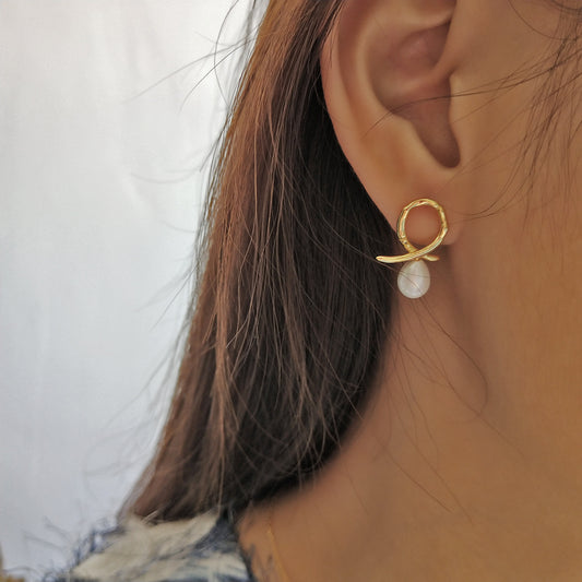 Orecchini irregolari in argento sterling 925 placcato oro con perle floreali