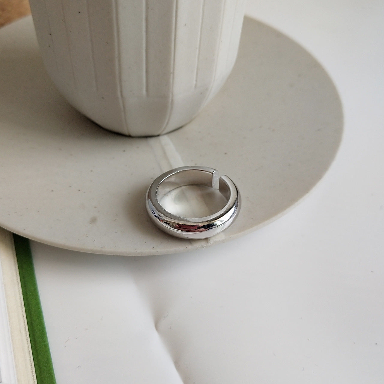 Anillo minimalista de plata de ley 925 pulida con forma geométrica redonda para mujer