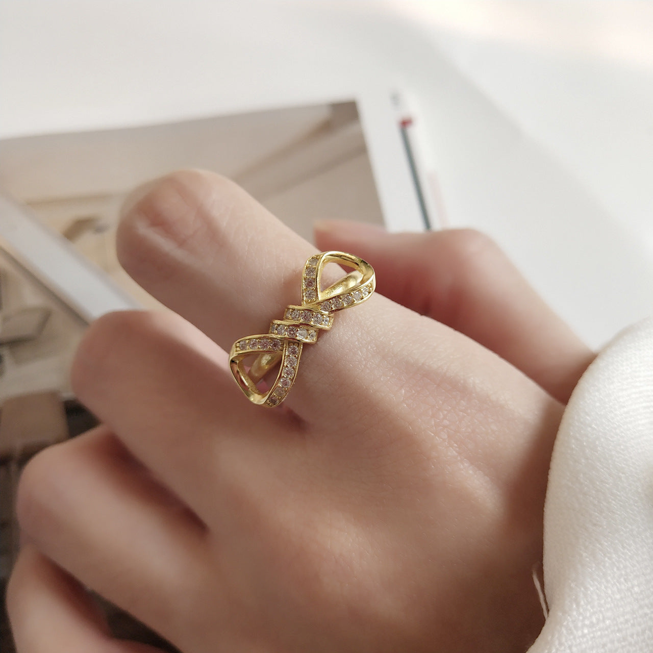 Anillo minimalista de plata de ley 925 chapado en oro con lazo y circonita cúbica