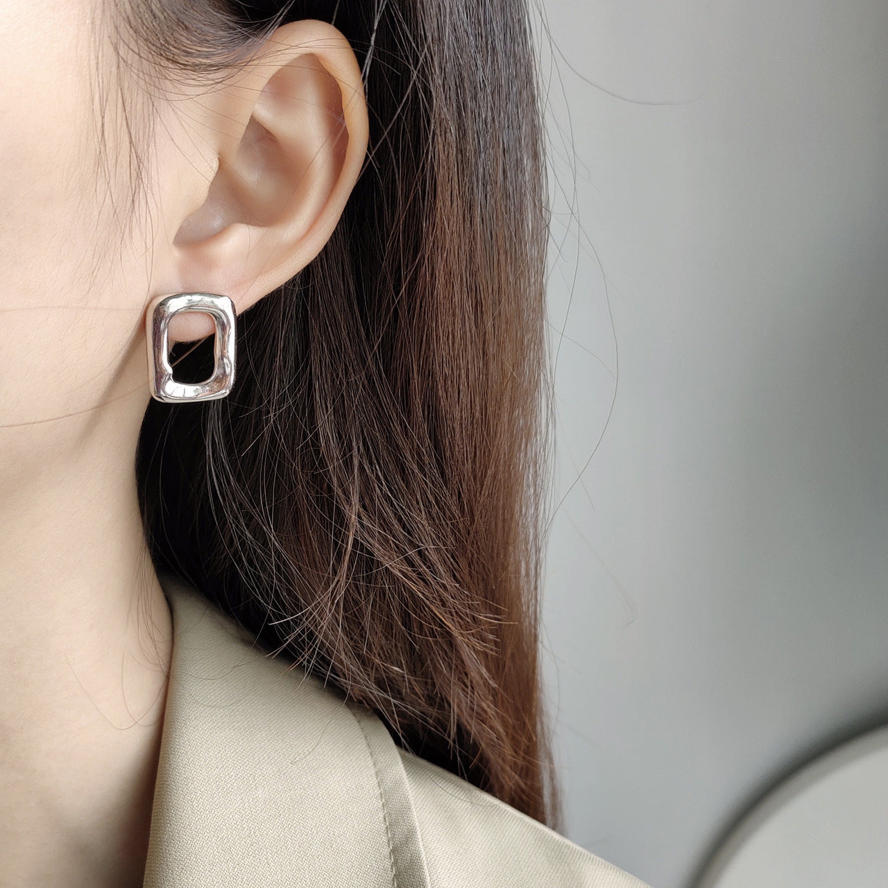 Orecchini Minimalisti in Argento Sterling 925 Placcato Oro Bianco a Forma di Rettangolo Irregolare a Goccia con Intarsio di Perle