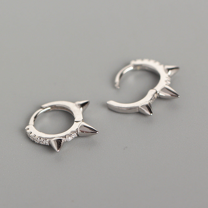 Orecchino a polsino da donna minimalista punk geometrico in argento sterling 925 con strass e borchie