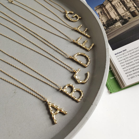 Dolce collana in argento sterling 925 placcato oro 18K con ciondolo geometrico a lettera su catena a sfere