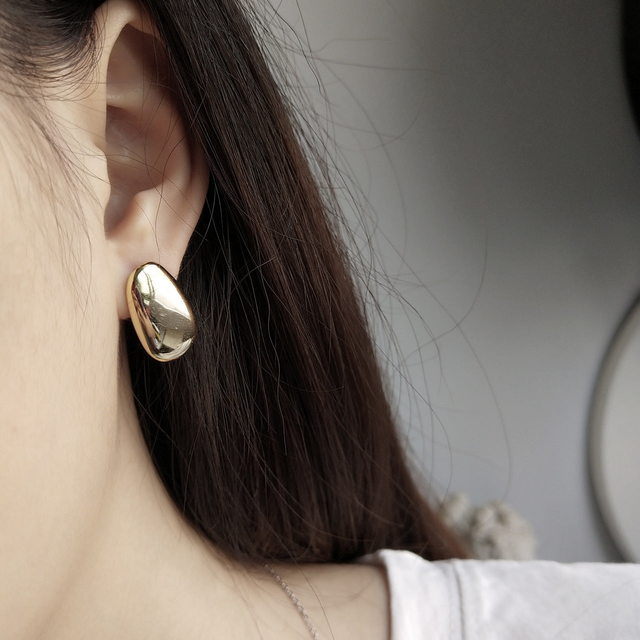 Minimalist 925 Sterling Silver Oval Teardrop Pearl Inlay Earrings with 18K Gold and Platinum Plated Finish