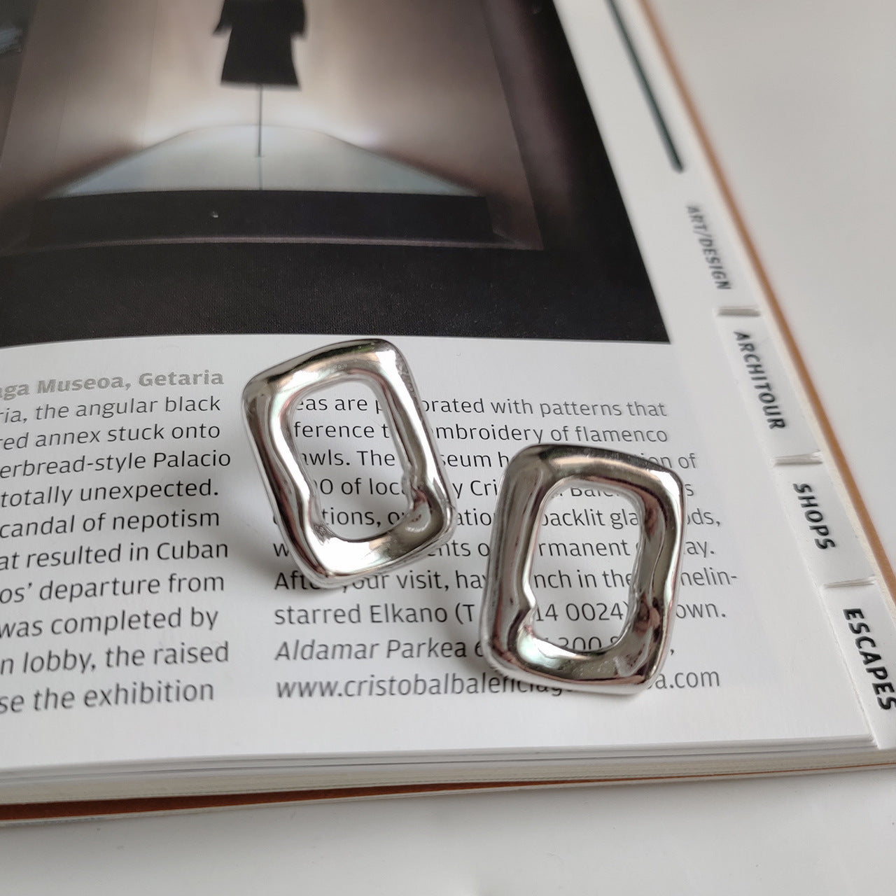 Orecchini Minimalisti in Argento Sterling 925 Placcato Oro Bianco a Forma di Rettangolo Irregolare a Goccia con Intarsio di Perle