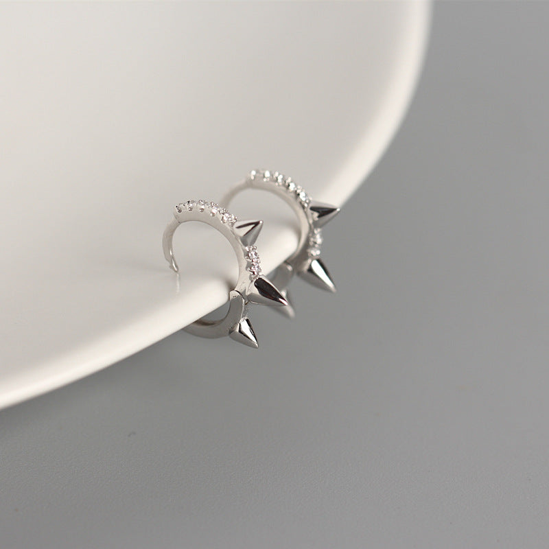 Orecchino a polsino da donna minimalista punk geometrico in argento sterling 925 con strass e borchie