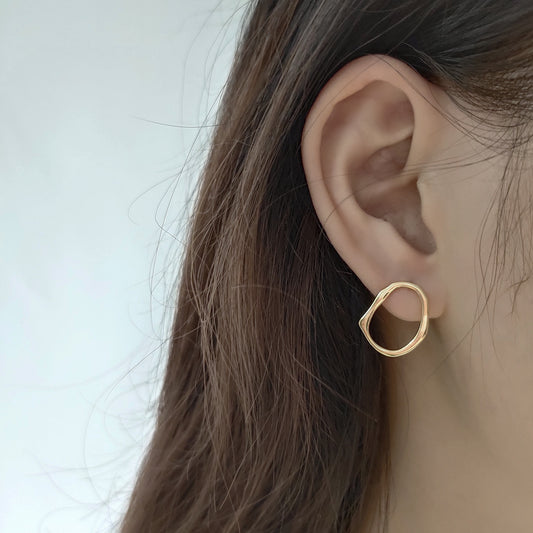 Pendientes Minimalistas de Plata de Ley 925 con Diseño Geométrico de Lágrima e Incrustaciones de Perlas