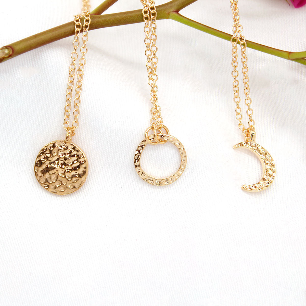 Fashion Creative Choker Necklace with Shield Circle Crescent Pendant in Alloy Plated Cross Chain