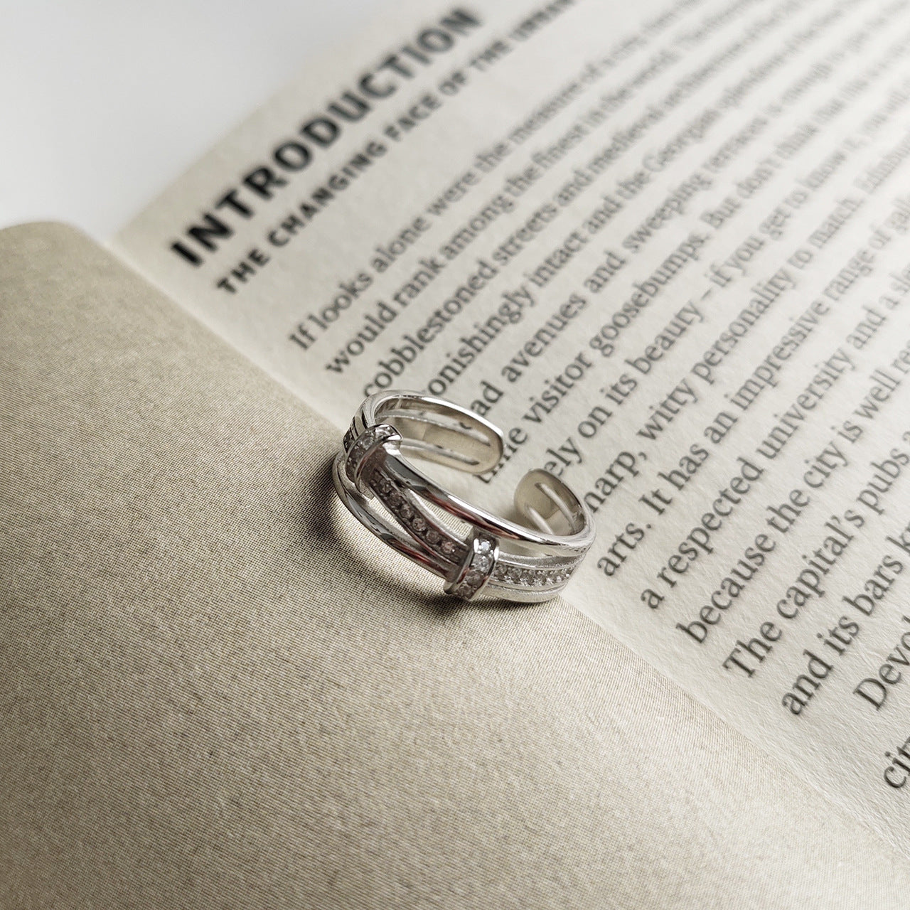 Anello minimalista placcato in argento sterling 925 con strass a forma geometrica