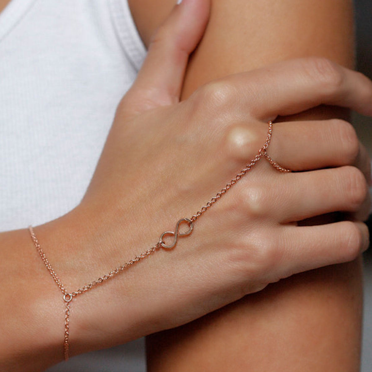Lucky Number 8 Finger Link Bracelet for Women Roman Numeral 8 Chain Jewelry Gift