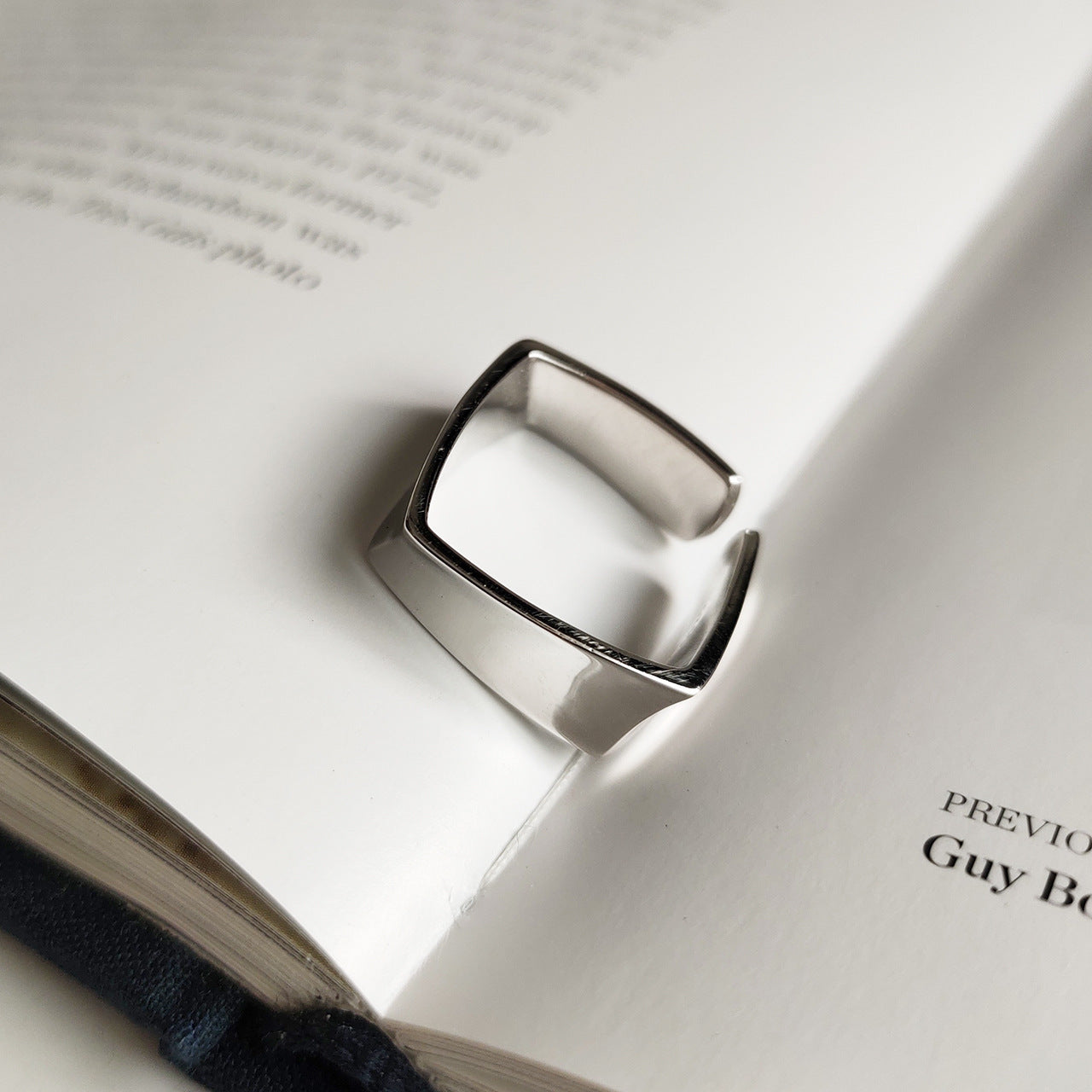 Anello Minimalista Geometrico Placcato in Argento Sterling 925