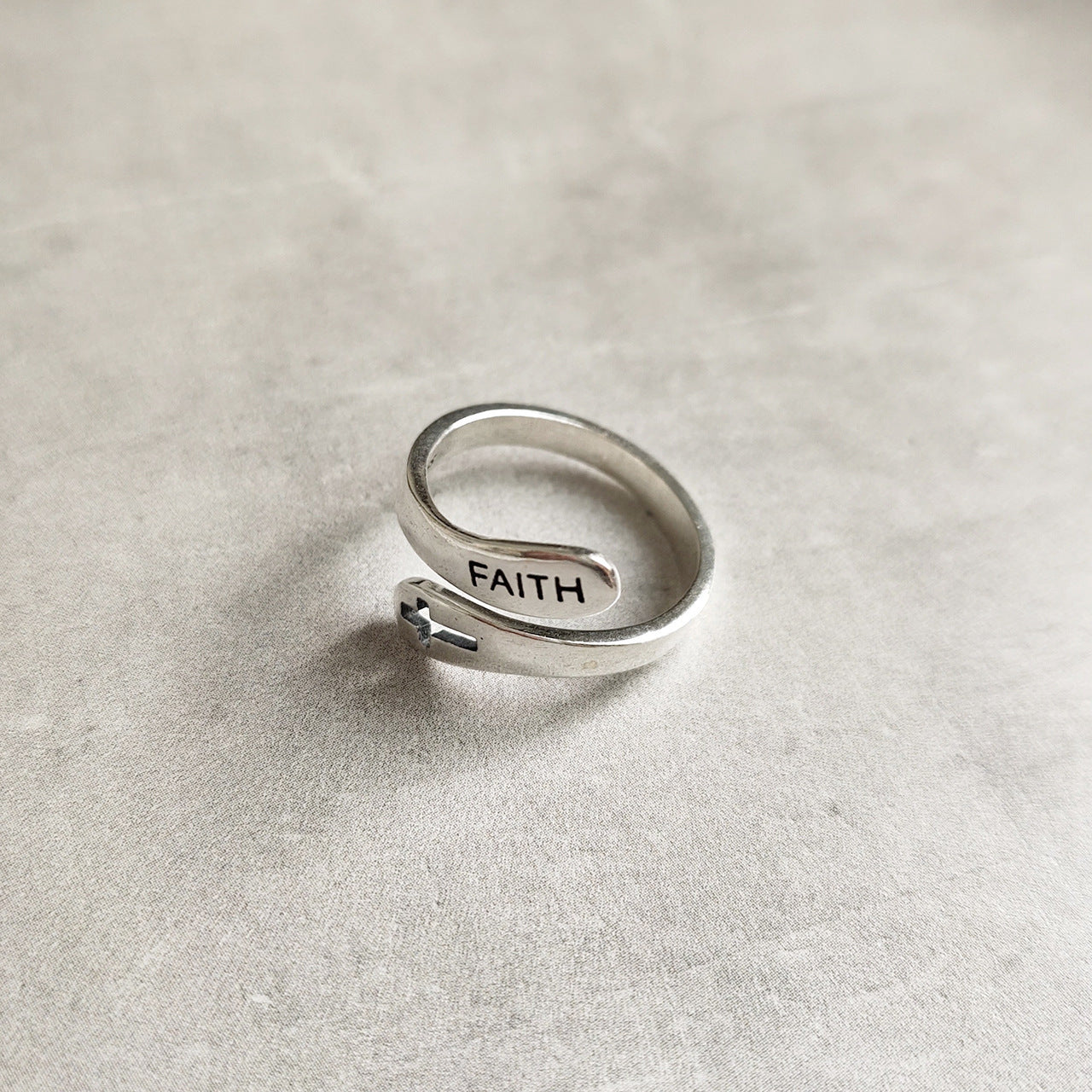 Anello da donna minimalista Streetwear in argento sterling 925 intarsiato con croce e lettera