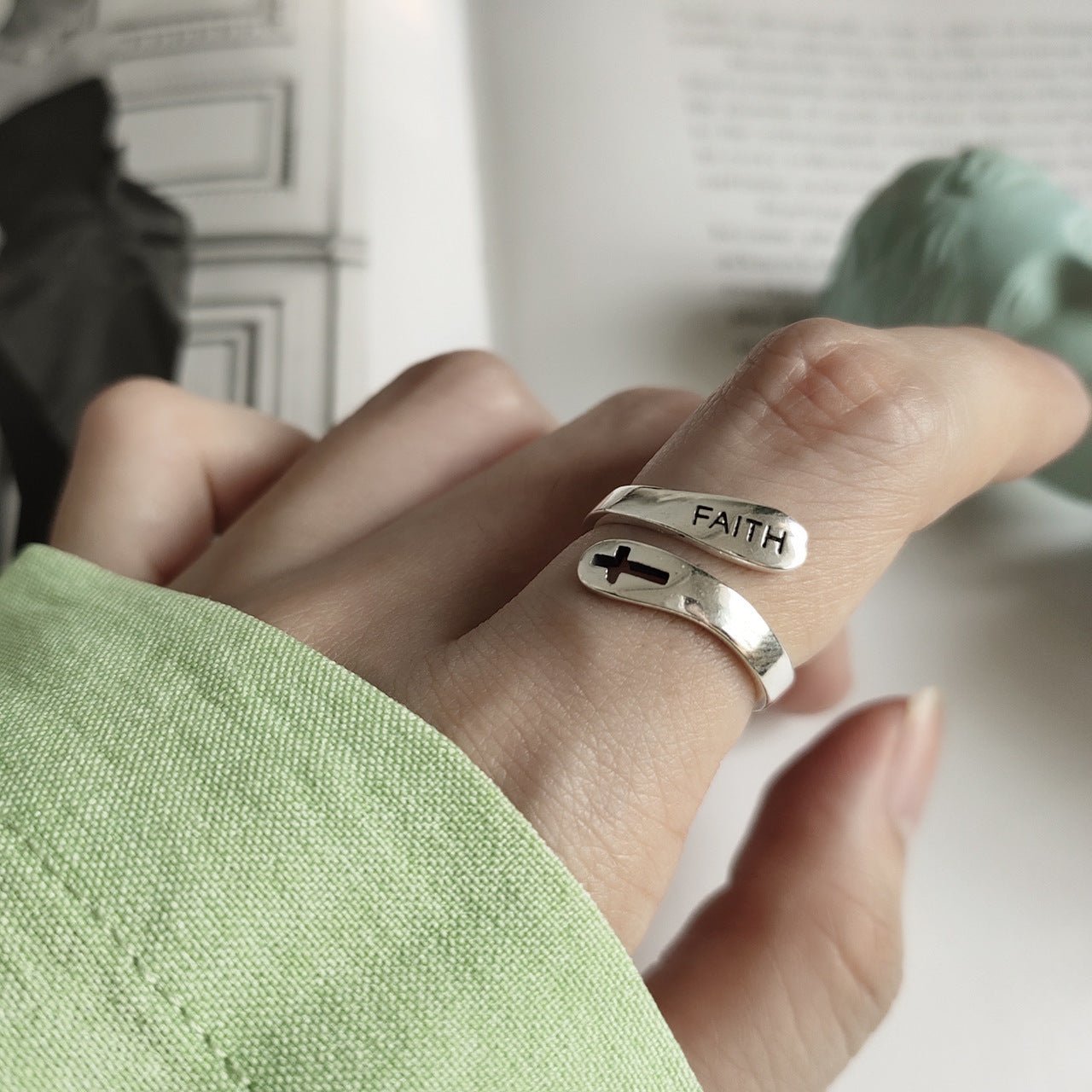 Anello da donna minimalista Streetwear in argento sterling 925 intarsiato con croce e lettera