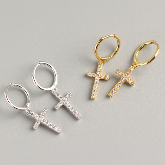 Orecchini a cerchio con croce intarsiata in argento sterling 925 e diamanti