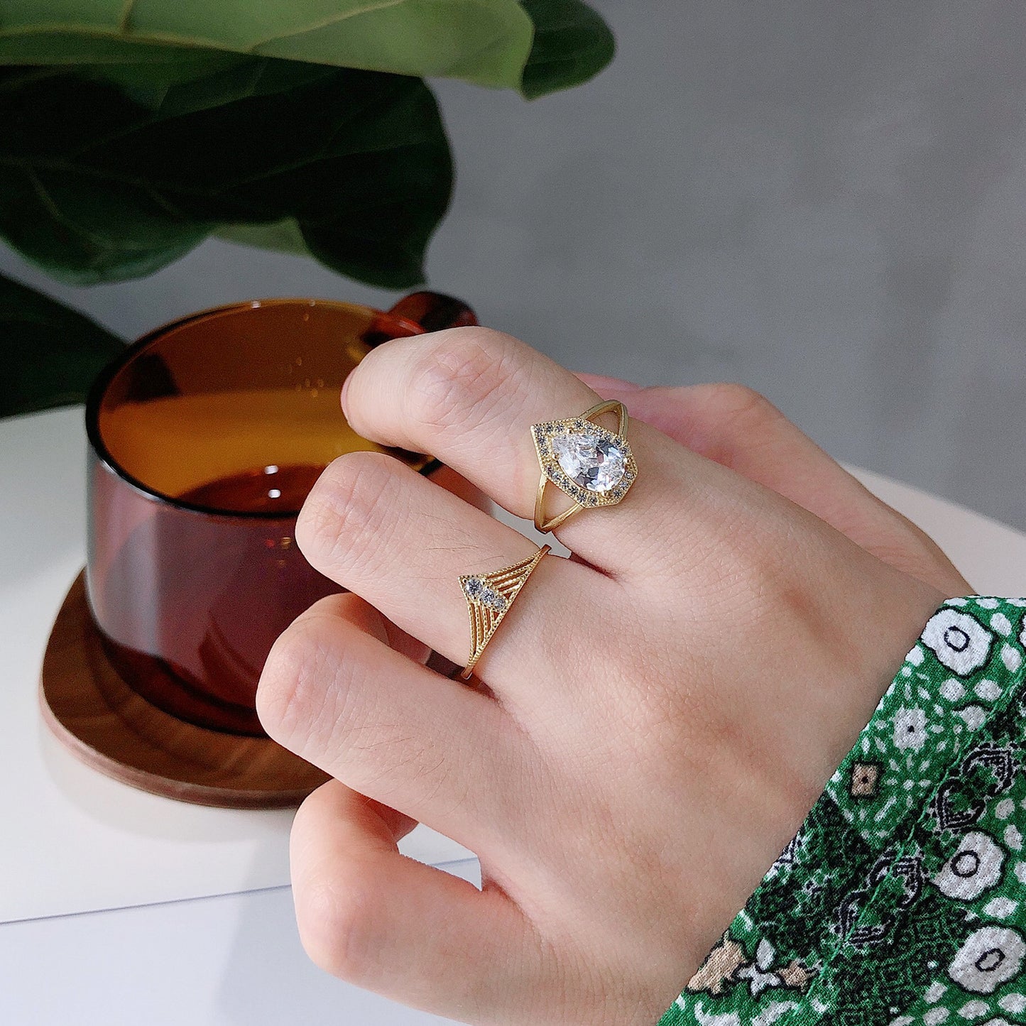 Anello placcato in argento sterling 925 con zirconi cubici, dal design geometrico minimalista e vintage