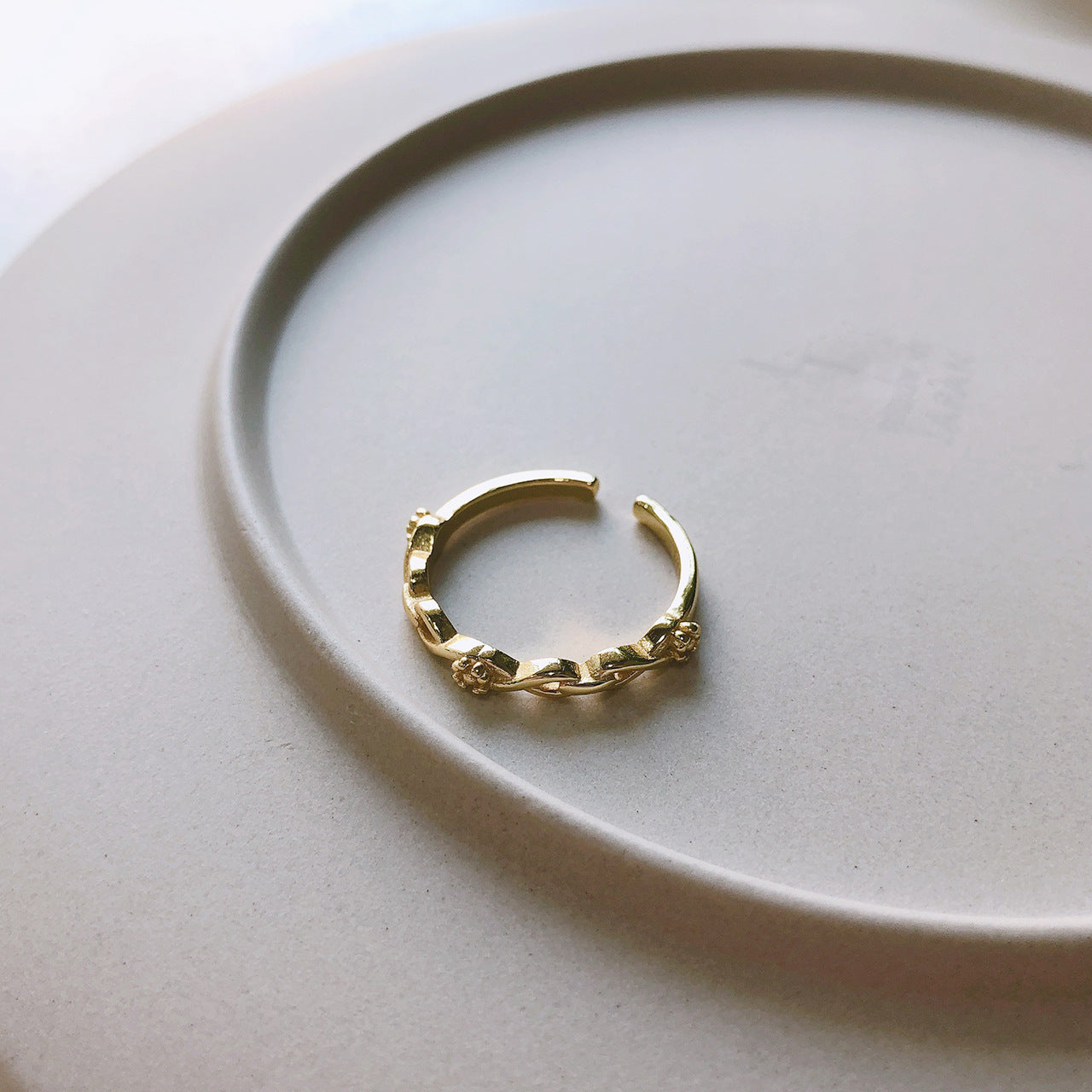Anello da donna in argento sterling 925 placcato, con design geometrico e nodo testurizzato