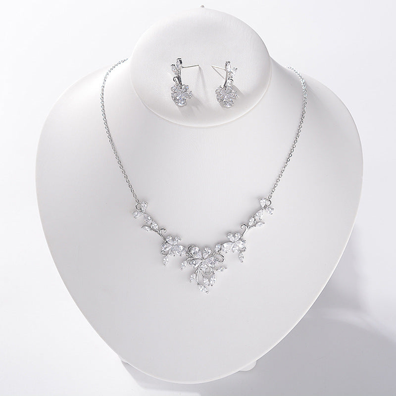 Parure di collana e orecchini da donna con zirconi cubici intarsiati e motivo floreale