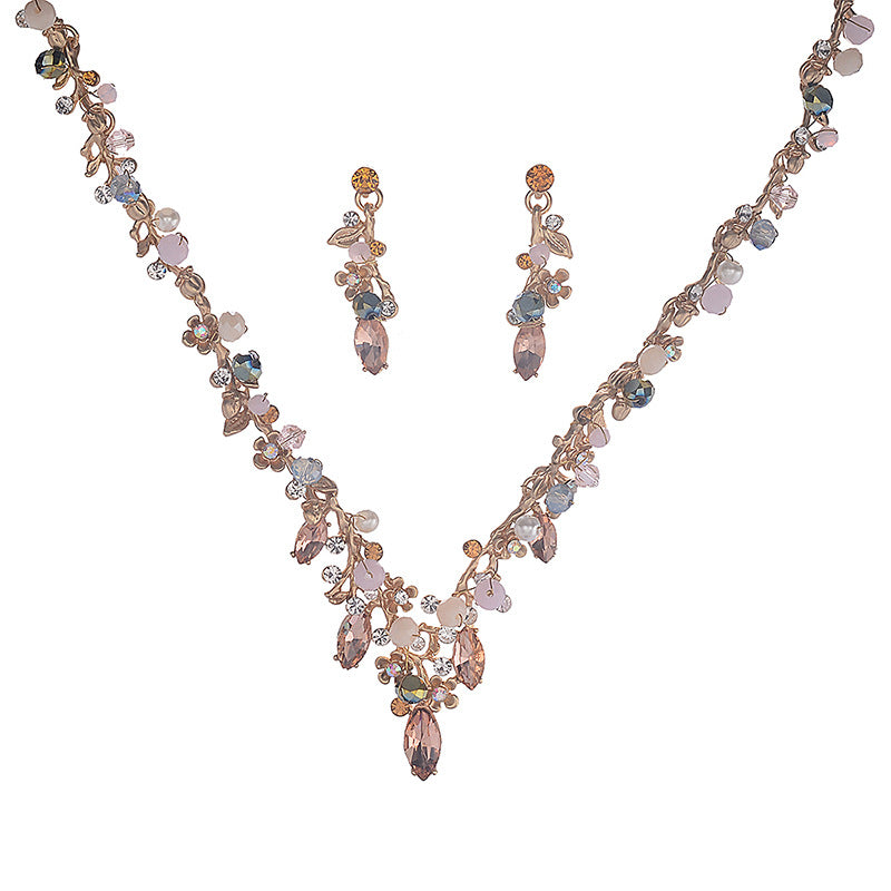 Collar con colgante acrílico con incrustaciones de diamantes de imitación florales dulces y cadena de aleación Singapur para mujer