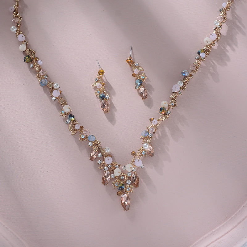Collar con colgante acrílico con incrustaciones de diamantes de imitación florales dulces y cadena de aleación Singapur para mujer