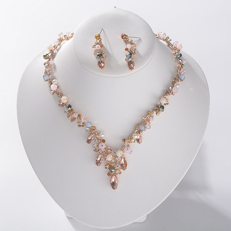 Collar con colgante acrílico con incrustaciones de diamantes de imitación florales dulces y cadena de aleación Singapur para mujer