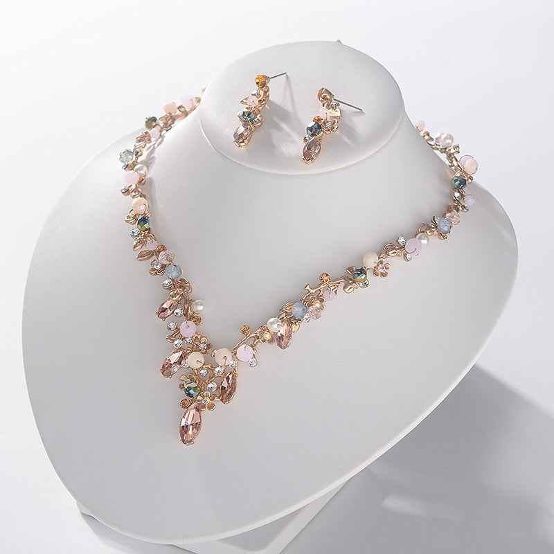 Collar con colgante acrílico con incrustaciones de diamantes de imitación florales dulces y cadena de aleación Singapur para mujer