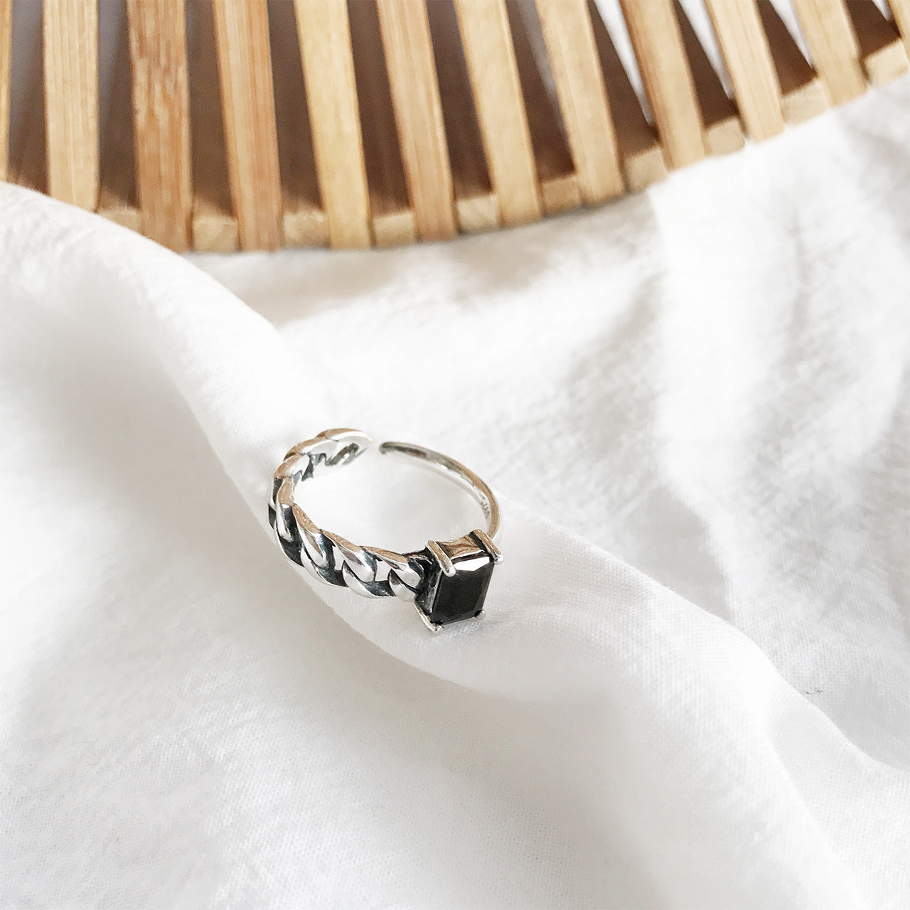 Anello lucido in argento sterling S925 vintage con agata nera quadrata e zirconia cubica